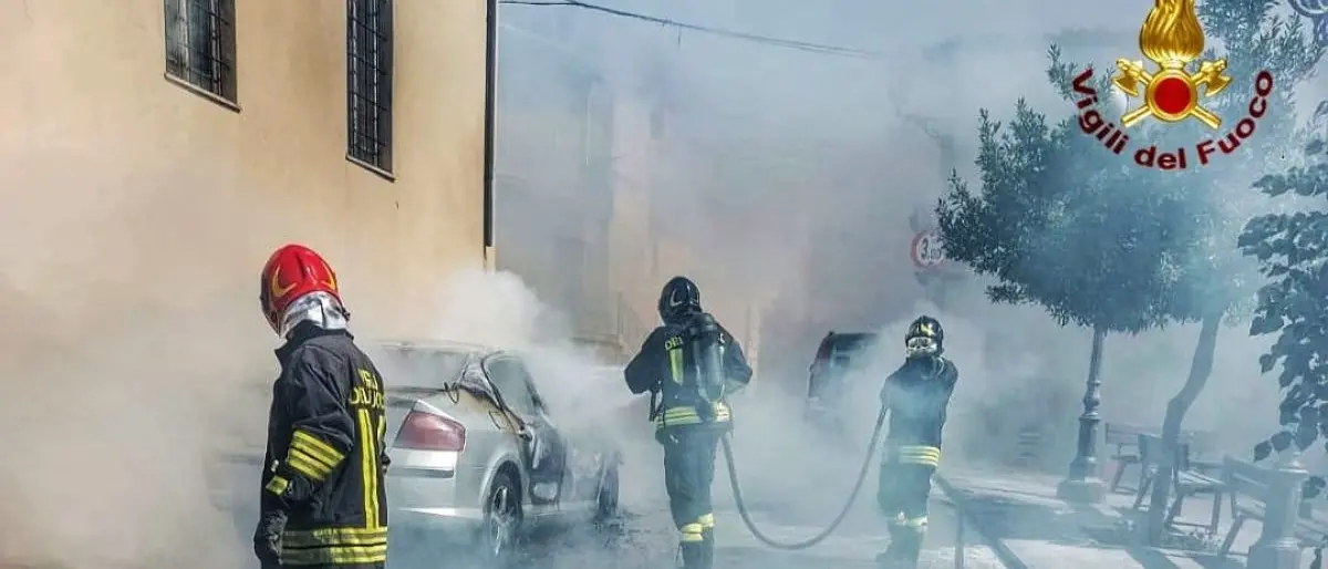 In fiamme un’auto nel Catanzarese: un guasto al motore all’origine dell’incendio