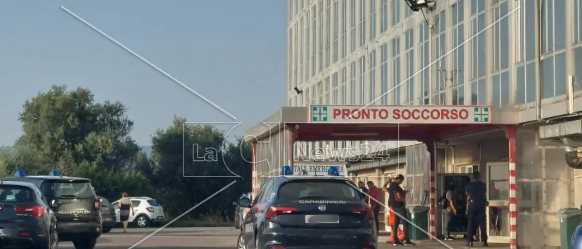 Giffone, uomo accoltella due carabinieri che stavano effettuando un tso