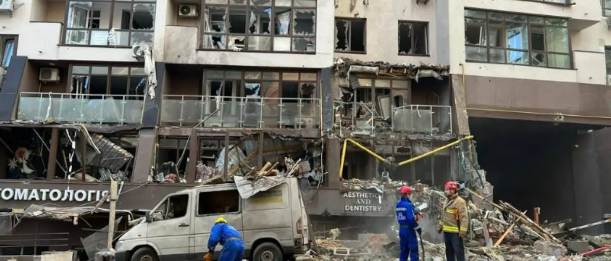 Attacco missilistico a Kiev, colpiti edifici residenziali: un morto e civili sotto le macerie