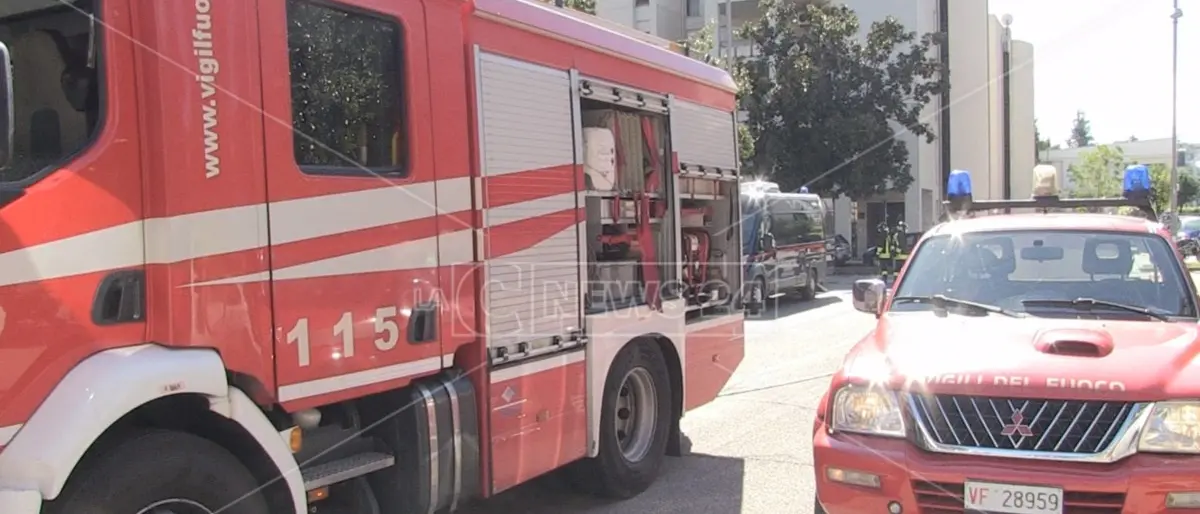 Incendio a Praia a mare, auto in fiamme in un parcheggio a poche centinaia di metri dall’Isola Dino