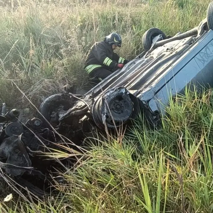 Incidente nel Crotonese: violento impatto tra due auto, una finisce fuori strada ribaltandosi