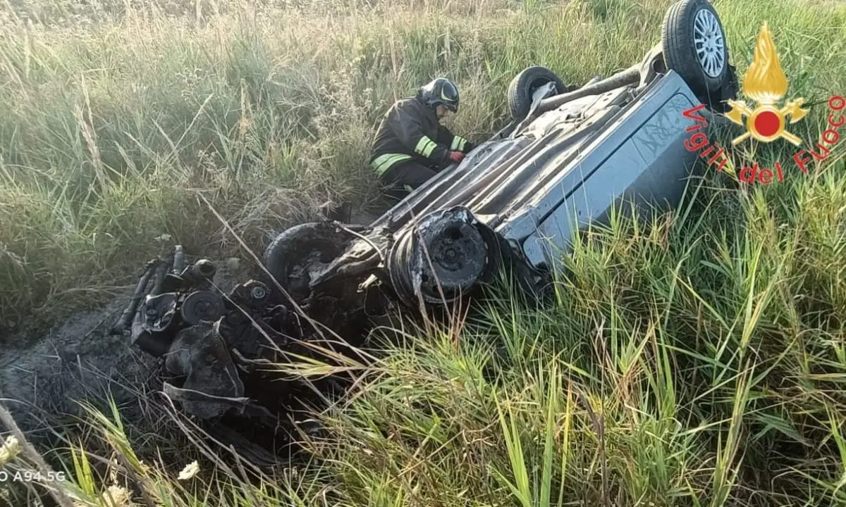 Incidente nel Crotonese: violento impatto tra due auto, una finisce fuori strada ribaltandosi