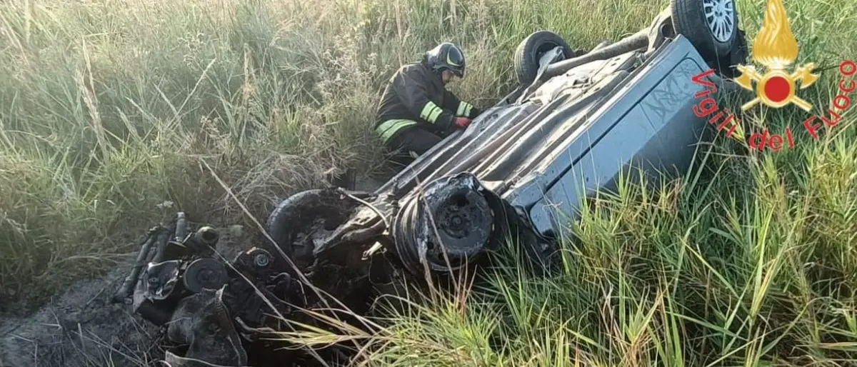 Incidente nel Crotonese: violento impatto tra due auto, una finisce fuori strada ribaltandosi