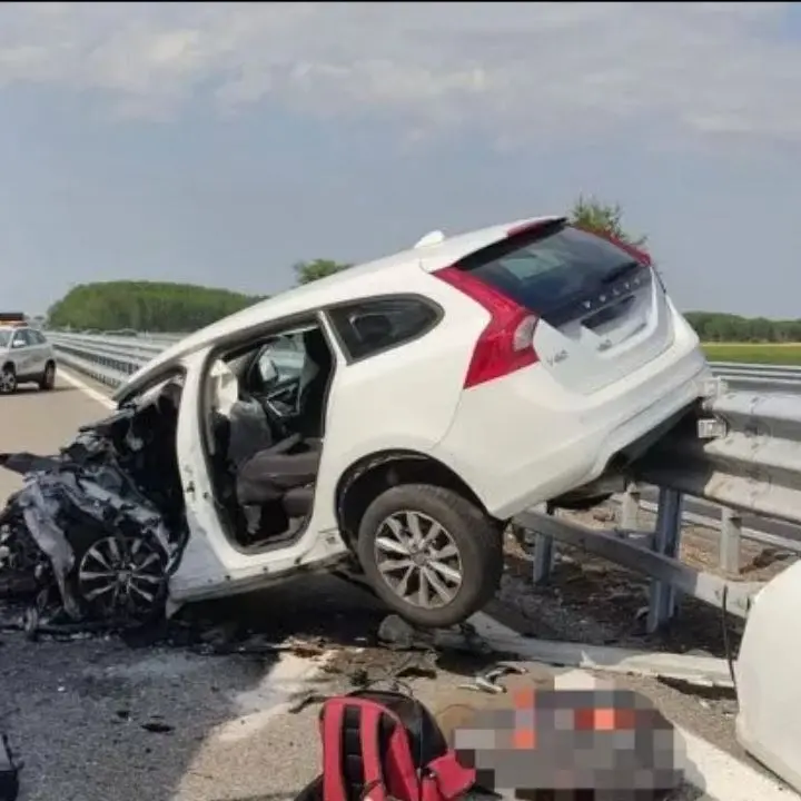 In contromano sull’autostrada, incidente sull’A7: due morti e tre feriti tra cui un bimbo di 4 anni