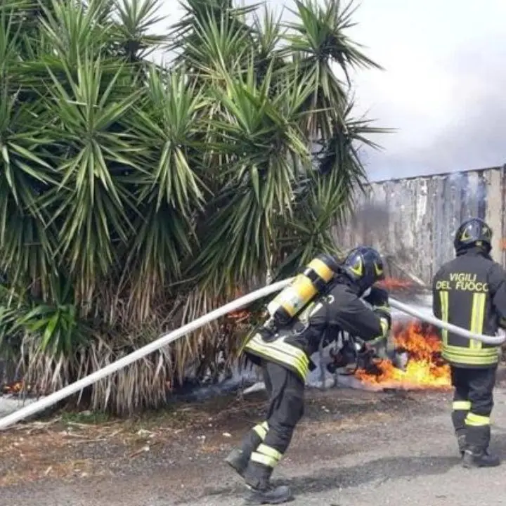 Maxi incendio a Roma, fiamme a ridosso di diverse abitazioni: 35 persone intossicate