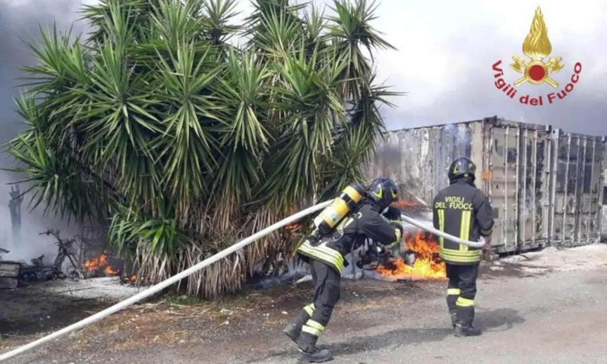 Maxi incendio a Roma, fiamme a ridosso di diverse abitazioni: 35 persone intossicate