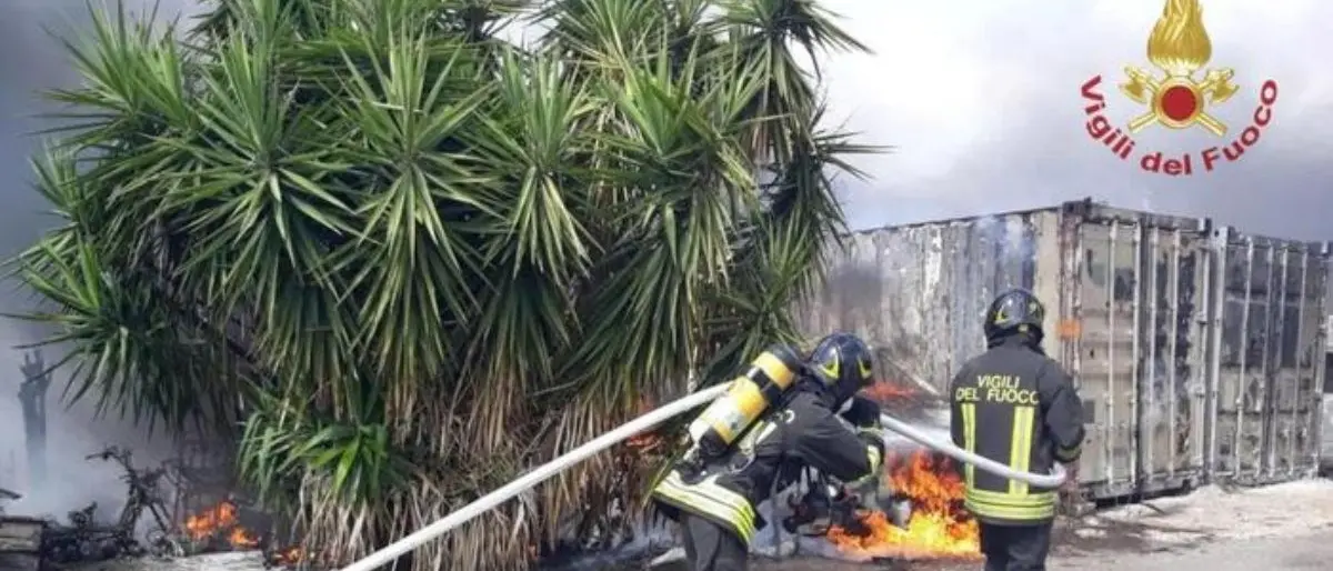 Maxi incendio a Roma, fiamme a ridosso di diverse abitazioni: 35 persone intossicate