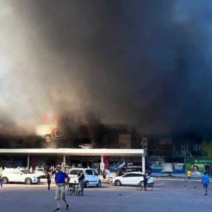 Guerra in Ucraina, missili russi su un centro commerciale: 13 morti e 58 feriti