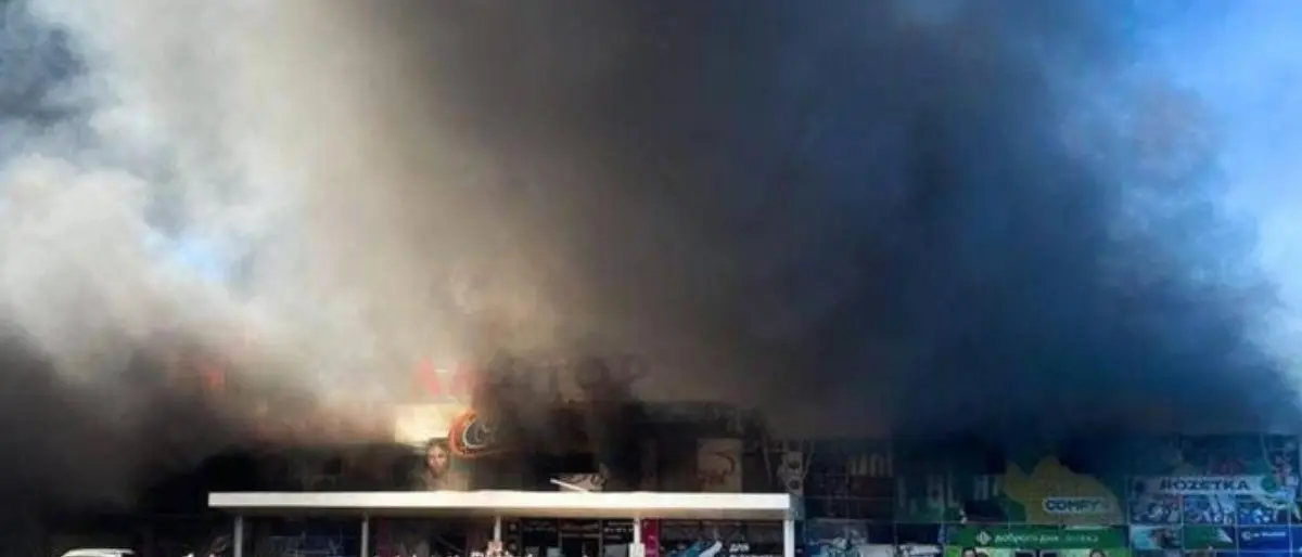 Guerra in Ucraina, missili russi su un centro commerciale: 13 morti e 58 feriti