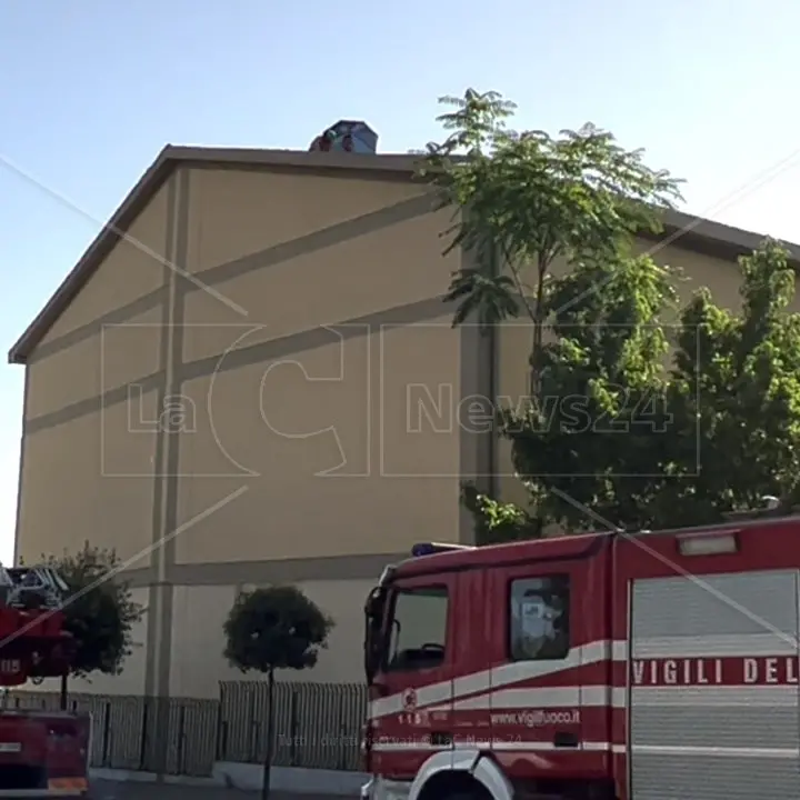 Corigliano Rossano, sospesa la protesta sul tetto: gli ex operai del verde pubblico incontrano il sindaco