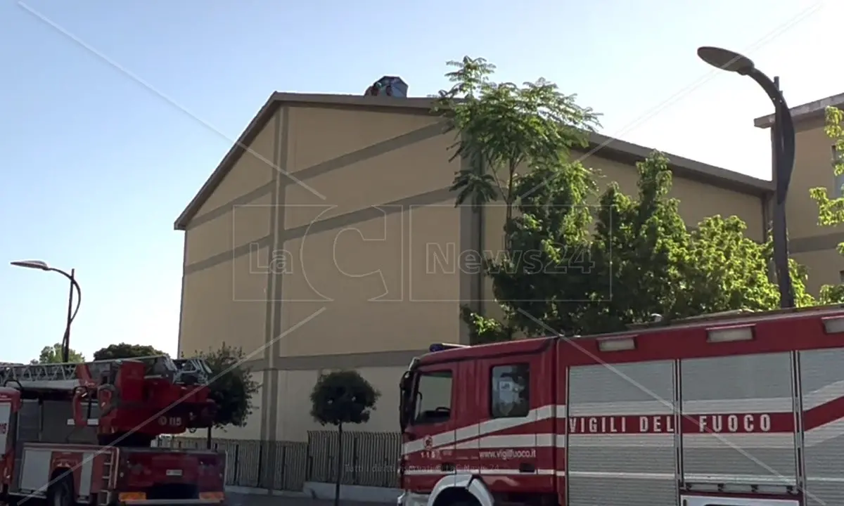 Corigliano Rossano, sospesa la protesta sul tetto: gli ex operai del verde pubblico incontrano il sindaco