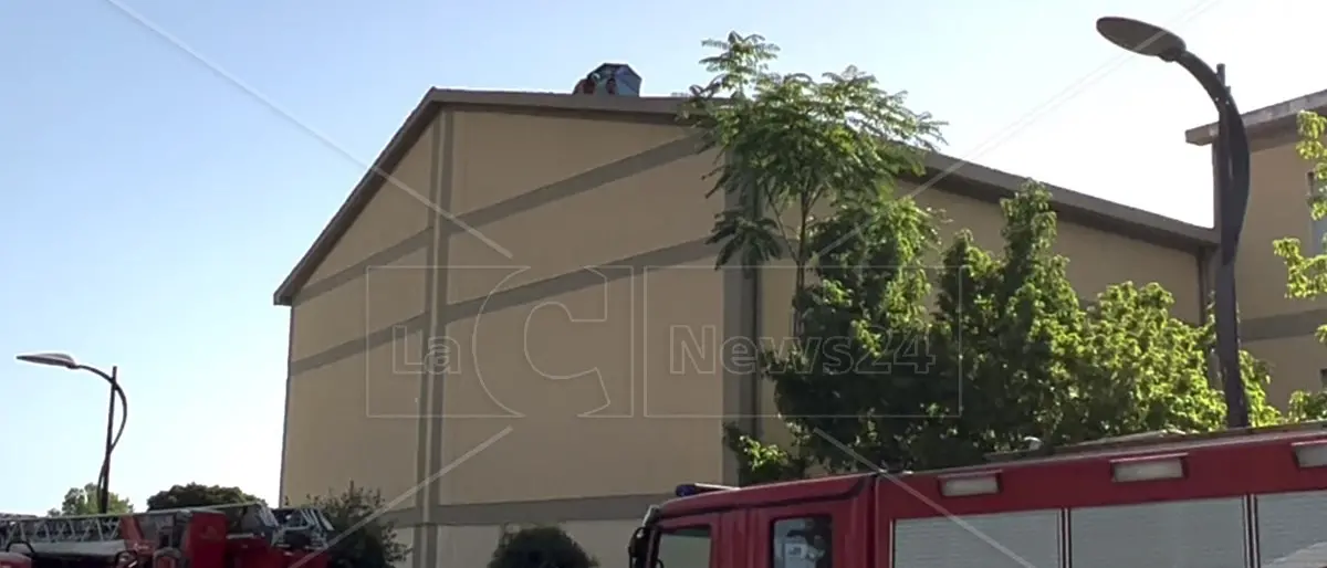 Corigliano Rossano, sospesa la protesta sul tetto: gli ex operai del verde pubblico incontrano il sindaco