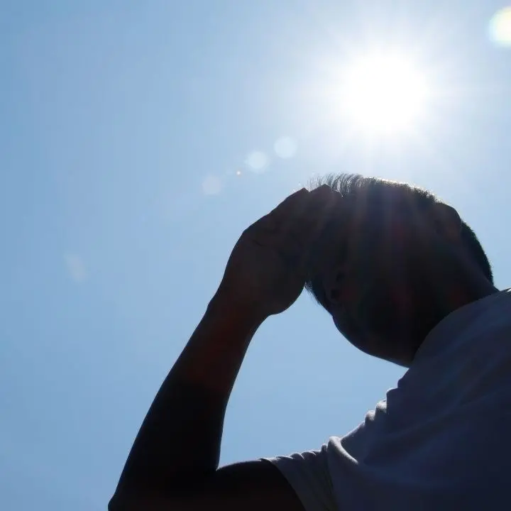 Caldo record, giovedì bollino rosso su 22 città: in Calabria attesi fino a 44 gradi