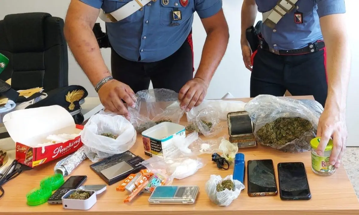 Cirò Marina, arrestati due giovani per spaccio di droga: in casa con 86 grammi cocaina e mezzo chilo di marijuana