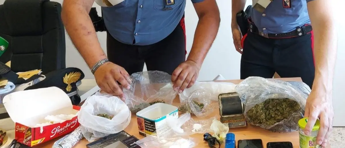 Cirò Marina, arrestati due giovani per spaccio di droga: in casa con 86 grammi cocaina e mezzo chilo di marijuana