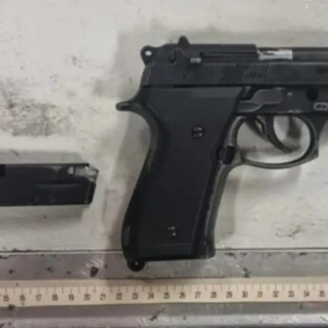 Minaccia con una pistola la fidanzata 16enne che lo aveva lasciato per farle cambiare idea: denunciato