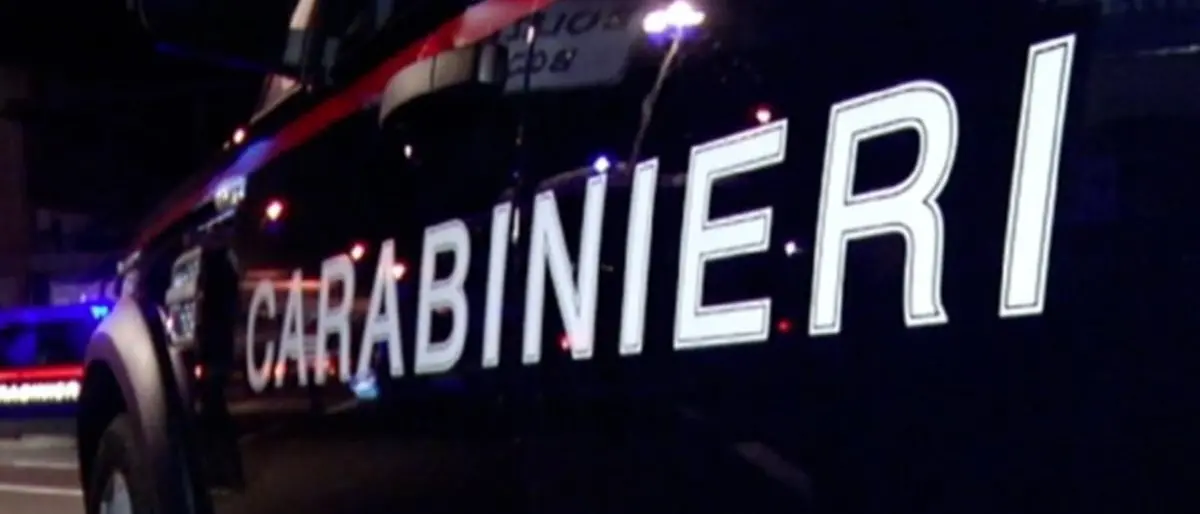 Bisignano, scoppia una lite in piazza e spunta un coltello: due feriti