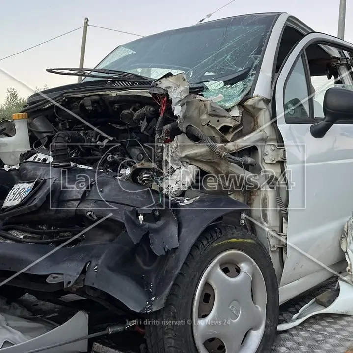 Tragico incidente nel Cosentino, muore una donna nello scontro tra due auto