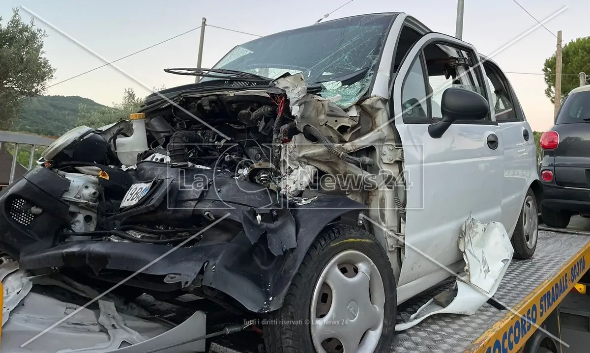 Tragico incidente nel Cosentino, muore una donna nello scontro tra due auto