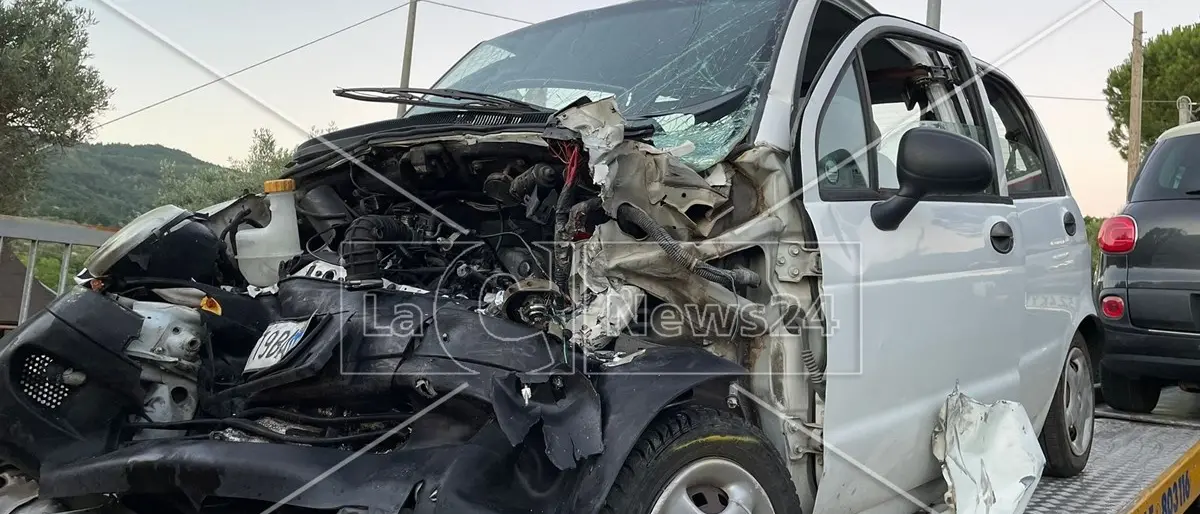Tragico incidente nel Cosentino, muore una donna nello scontro tra due auto