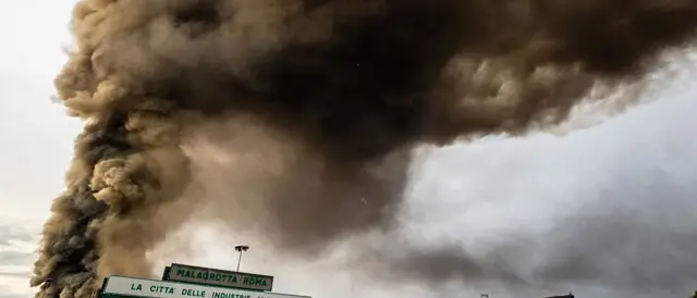 Non solo la Calabria, anche Roma brucia: «Più di cento incendi in un giorno e migliaia di ettari rischiano di andare in fumo»