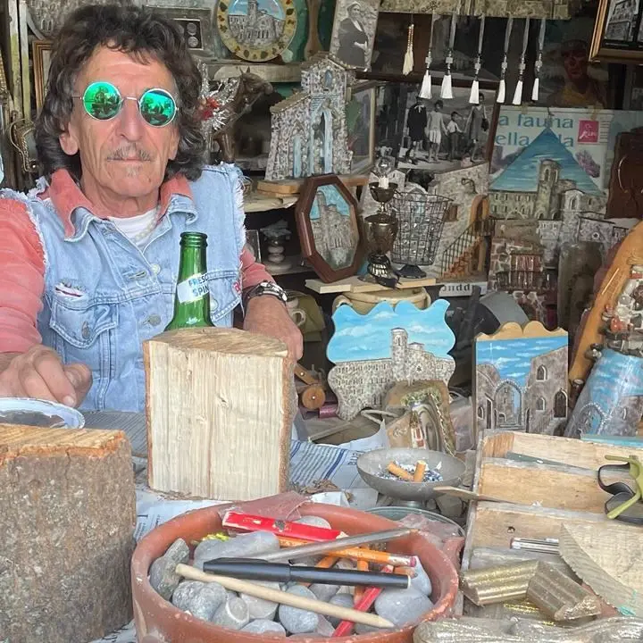 L’umile artista all’ombra di Gioacchino da Fiore, la storia di Francesco Caloiero: da 50 anni racconta il ‘900