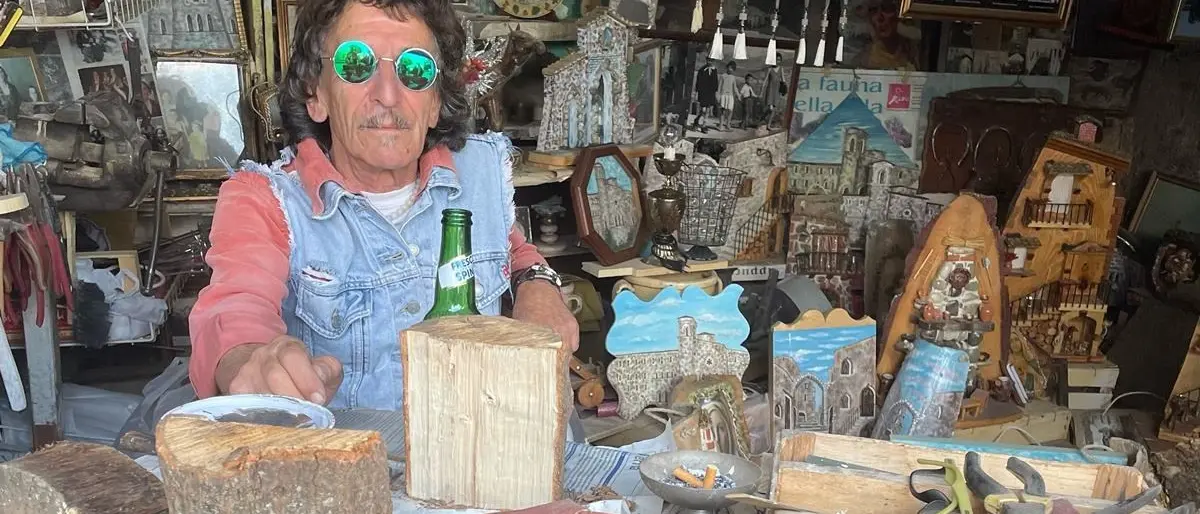 L’umile artista all’ombra di Gioacchino da Fiore, la storia di Francesco Caloiero: da 50 anni racconta il ‘900