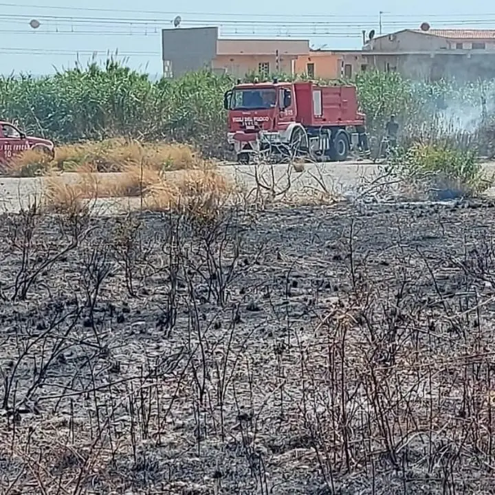 Incendi nel Reggino, in fiamme la vegetazione nel pressi dell’aeroporto Tito Minniti: disagi per i voli