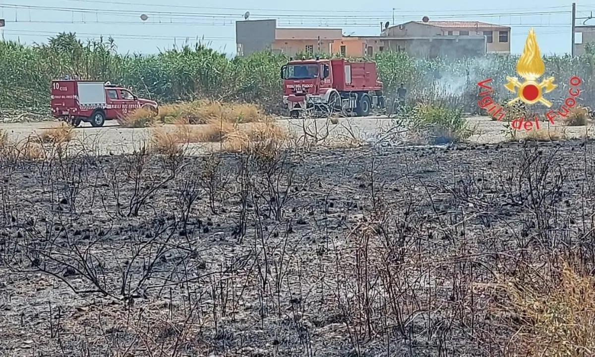 Incendi nel Reggino, in fiamme la vegetazione nel pressi dell’aeroporto Tito Minniti: disagi per i voli