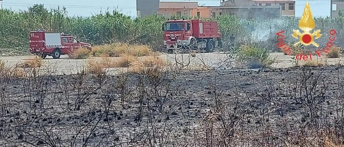 Incendi nel Reggino, in fiamme la vegetazione nel pressi dell’aeroporto Tito Minniti: disagi per i voli