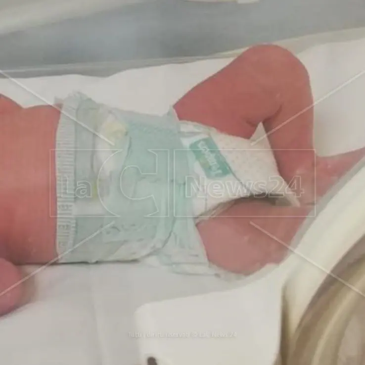 In vacanza in Calabria partorisce una bimba senza sapere di essere incinta: «Non è possibile…»