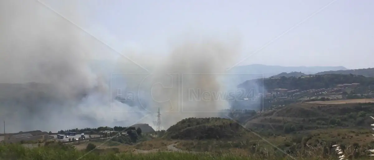 Calabria nella morsa degli incendi: 4 roghi di grandi dimensioni nel Catanzarese