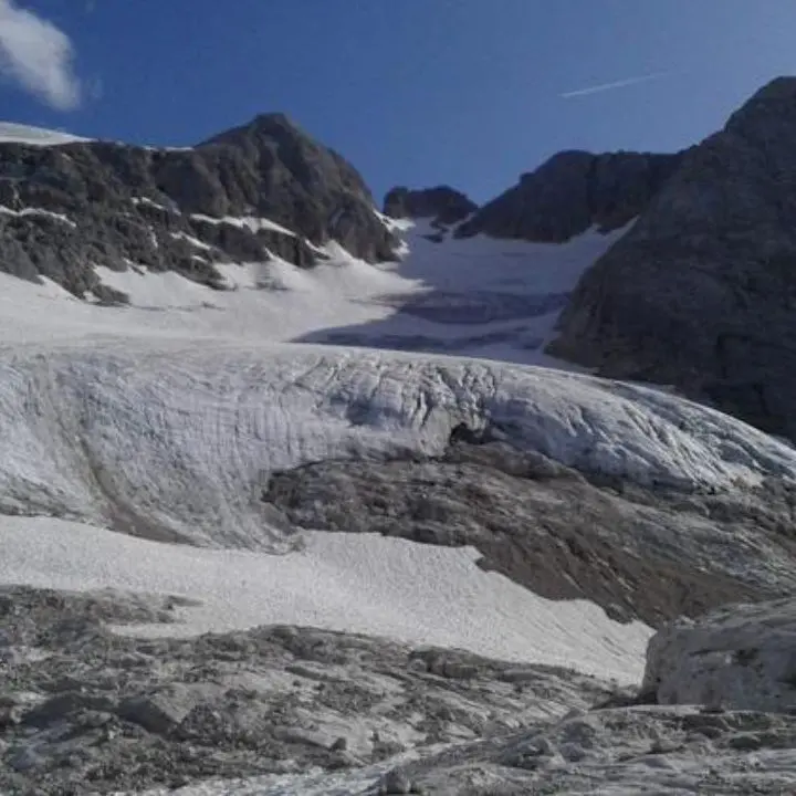 Tragedia sulla Marmolada, il caldo provoca il distacco di una lastra di ghiaccio: 6 morti e 10 dispersi