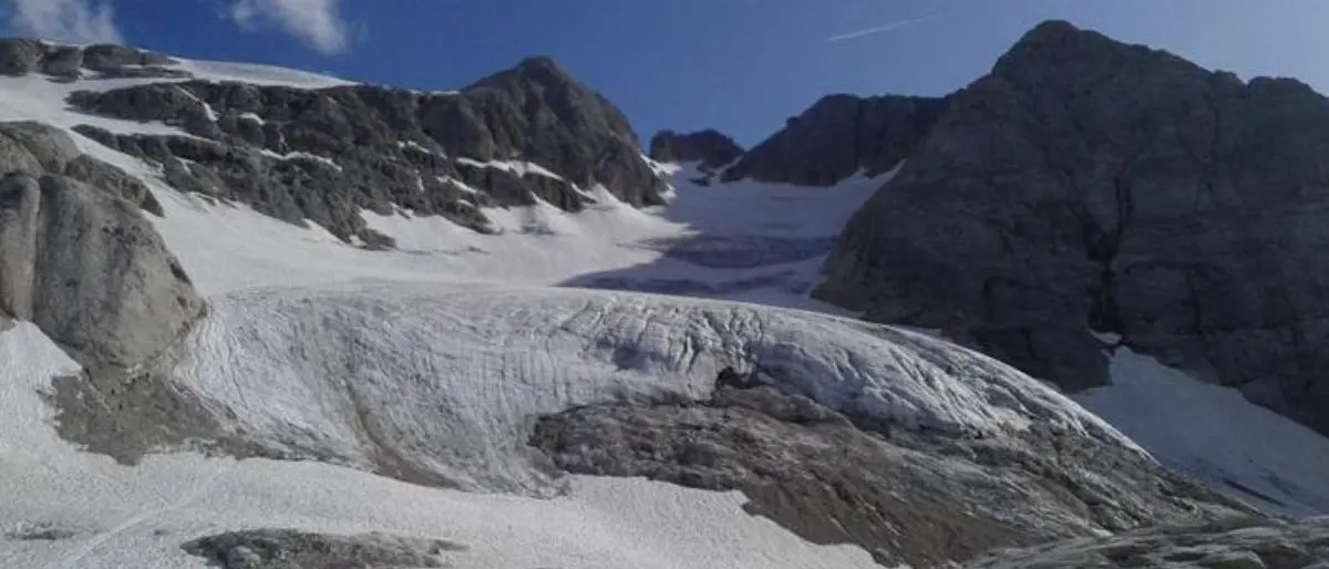 Tragedia sulla Marmolada, il caldo provoca il distacco di una lastra di ghiaccio: 6 morti e 10 dispersi