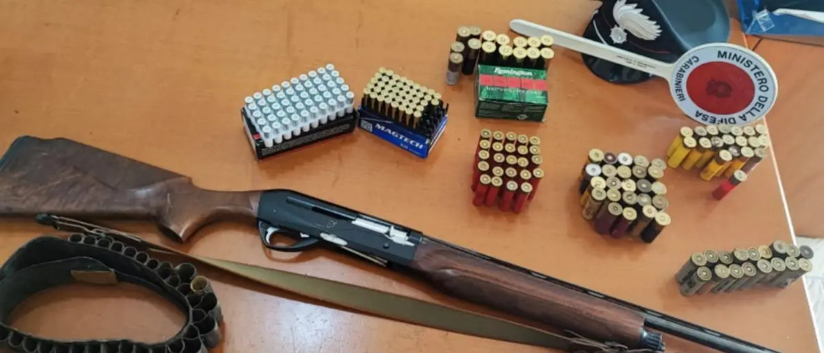 Crucoli, fucile e munizioni nascosti nella stanza da letto della zia: arrestato 58enne