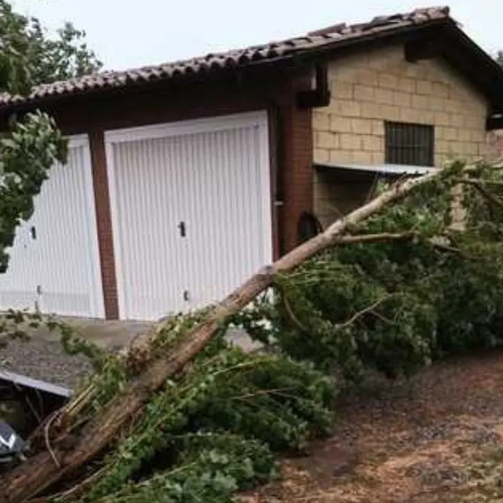 Maltempo al nord Italia, tromba d’aria nel Piacentino: un morto