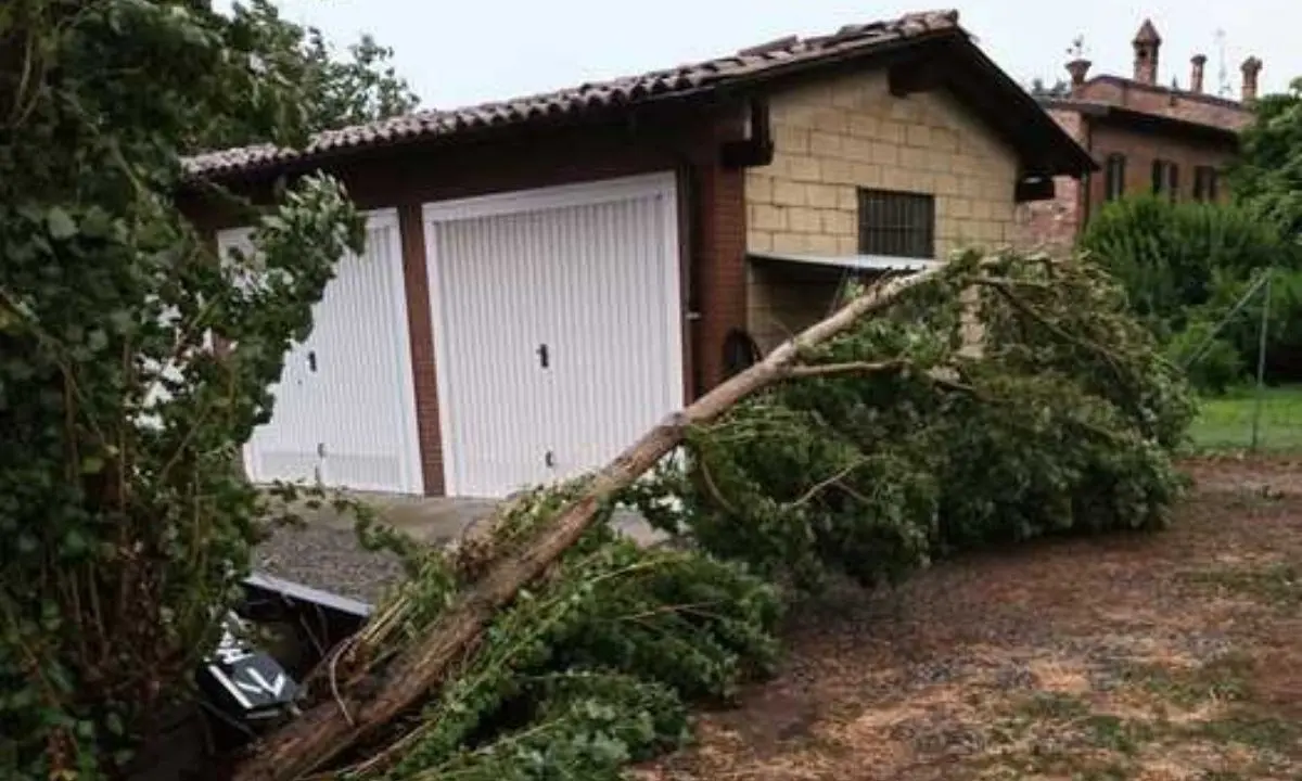 Maltempo al nord Italia, tromba d’aria nel Piacentino: un morto