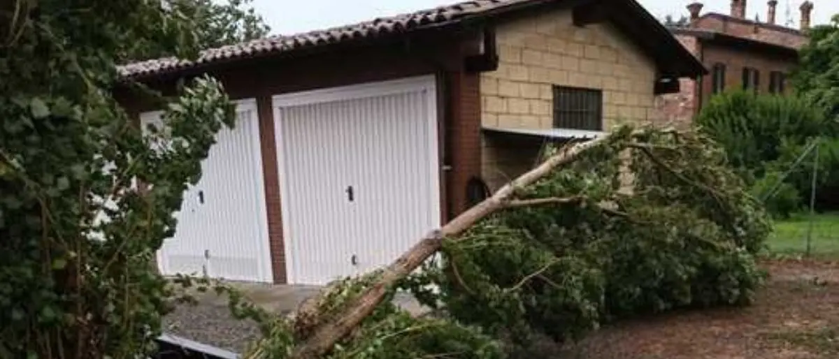 Maltempo al nord Italia, tromba d’aria nel Piacentino: un morto