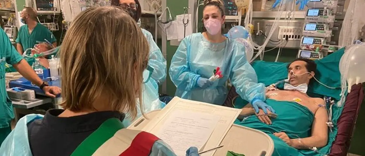 Si sposa in ospedale in fin di vita: poche ore dopo il trapianto di cuore che lo salva