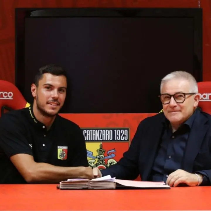 Calciomercato, Catanzaro alle grandi manovre: Bayeye vola a Torino mentre Pontisso firma per 2 anni