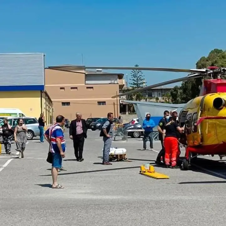 Incidente sul lavoro a Siderno, vigilessa cade da un tetto per recuperare una multa