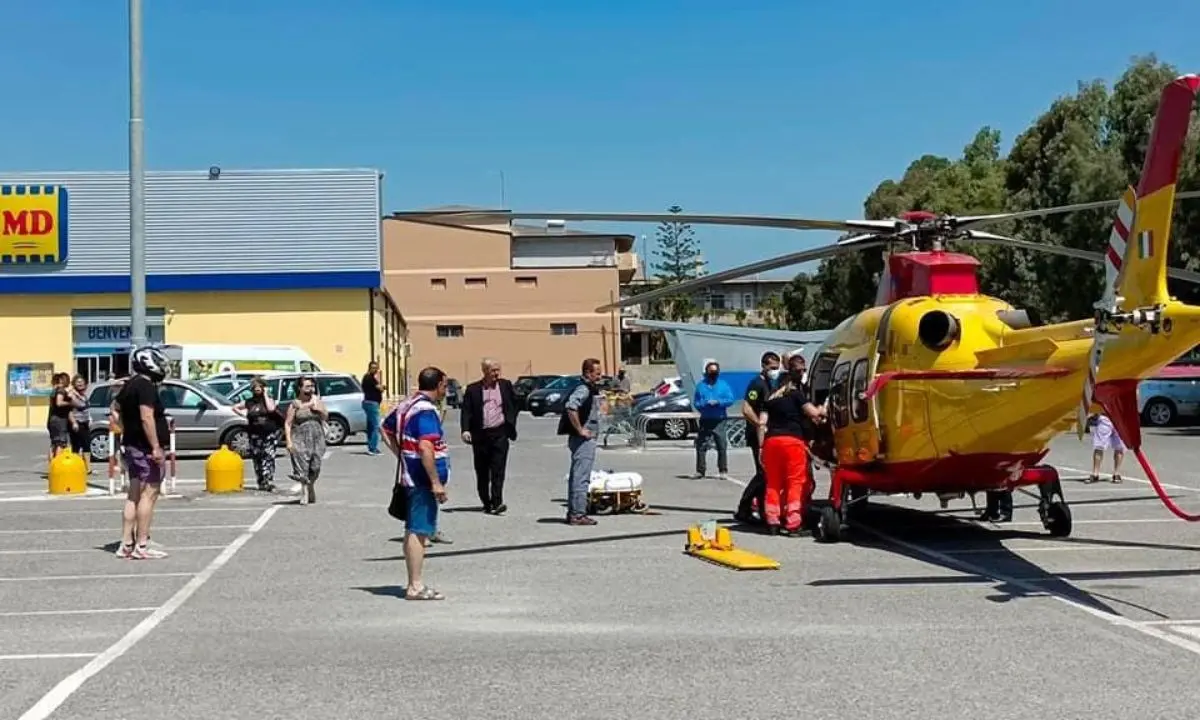 Incidente sul lavoro a Siderno, vigilessa cade da un tetto per recuperare una multa