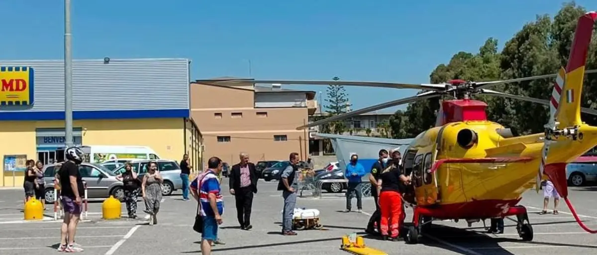 Incidente sul lavoro a Siderno, vigilessa cade da un tetto per recuperare una multa