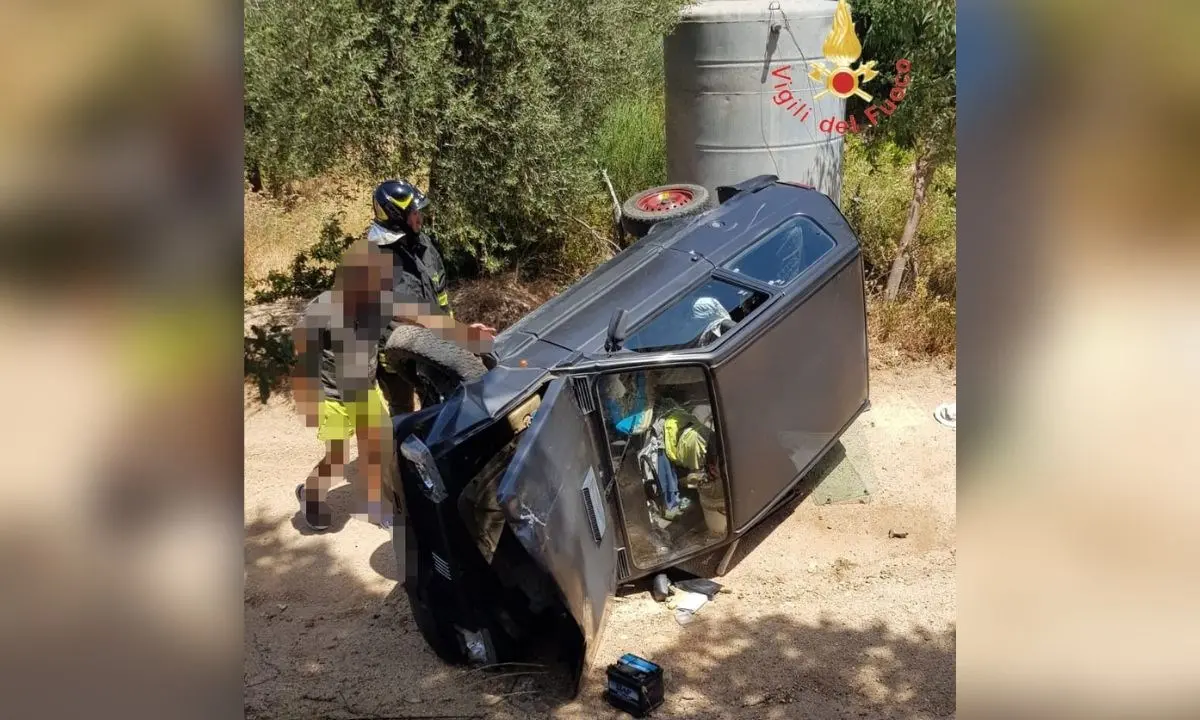 Incidente a Davoli, un’auto esce fuori strada e si ribalta su un lato: morto il conducente 73enne