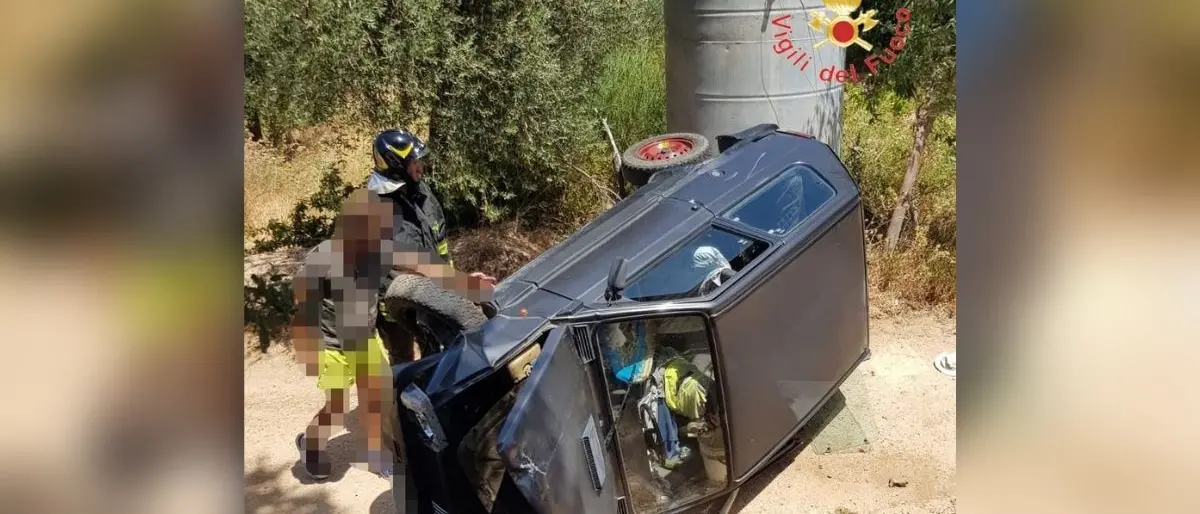 Incidente a Davoli, un’auto esce fuori strada e si ribalta su un lato: morto il conducente 73enne