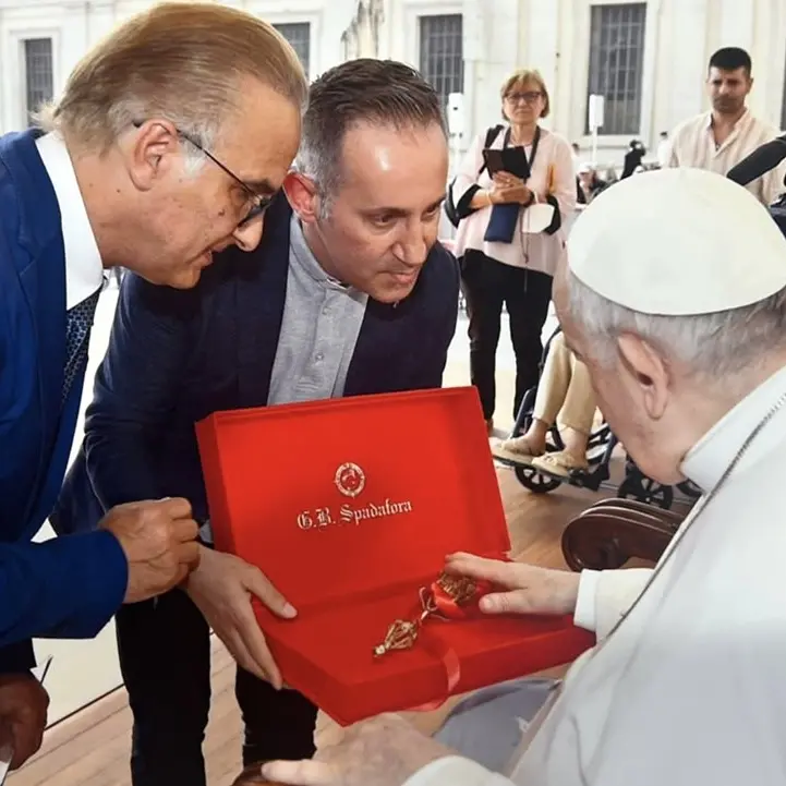 È festa grande nel Reggino, Papa Francesco benedice lo scettro del Bambinello della chiesa di Anoia