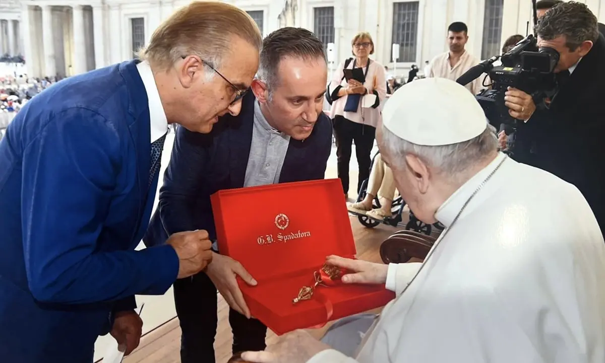 È festa grande nel Reggino, Papa Francesco benedice lo scettro del Bambinello della chiesa di Anoia