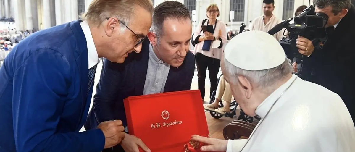 È festa grande nel Reggino, Papa Francesco benedice lo scettro del Bambinello della chiesa di Anoia
