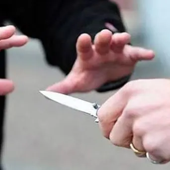 Marito aggredisce la moglie, 35enne interviene per difenderla ma viene accoltellato a morte
