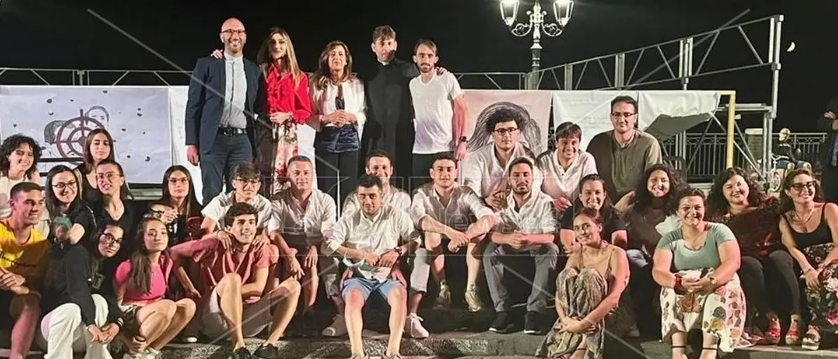 A Cetraro va in scena la legalità: la città costruisce bellezza e grida i nomi dei criminali in piazza